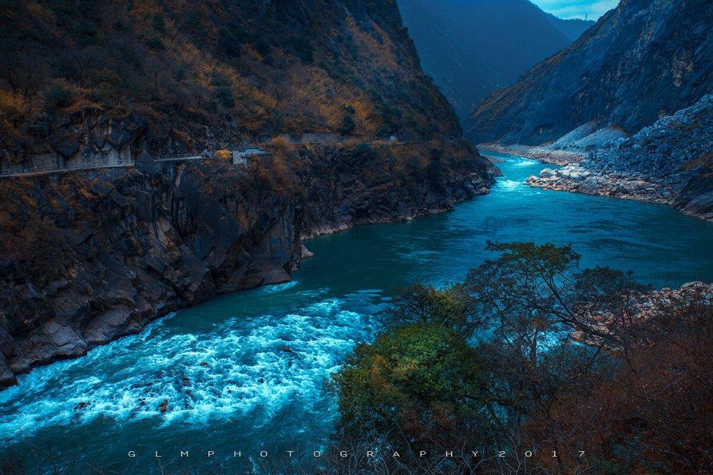 背景墙突出高怎么包边