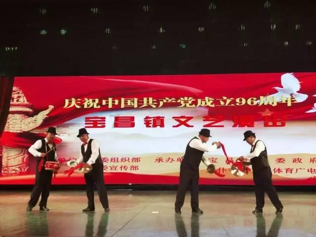 男孩得了奖状后一路展示 ,“奖状之大,小小书包装不下”